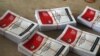 Surat suara untuk pemilihan calon presiden dan wakil presiden di Gudang KPU Kotamadya Jakarta Timur pada Kamis (11/1) di Jakarta. (VOA/Indra Yoga)
