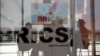 Delegasi Afrika Selatan duduk di belakang kaca dengan logo BRICS saat KTT BRICS diadakan di Johannesburg, Afrika Selatan, 23 Agustus 2023. (Foto: REUTERS/Alet Pretorius)