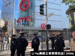 在亞太經合組織會議正式在舊金山召開的第一天，在會場附近維持秩序的警察。