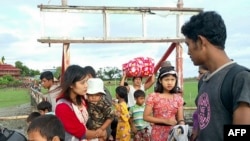 ရခိုင်ပြည်နယ် ပေါက်တောမြို့နယ်အတွင်း မြန်မာစစ်ကောင်စီနဲ့ ရခိုင်လက်နက်ကိုင် AA အဖွဲ့ကြားတိုက်ပွဲတွေကြောင့် နေရပ်စွန့်ခွာထွက်ပြေးကြရသူများ (နိုဝင်ဘာ ၁၉၊ ၂၀၂၃)