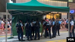 警方在銅鑼灣維多利亞公園附近的記利佐治街及東角道交界設置檢查站，不時截停市民並帶到帳幕下搜身及登記個人資料 (美國之音/鄧凱欣）