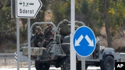 Izraelski vojnici kreću se ka jugu nedaleko od Aškelona, Izreael, 7. otobra 2023.