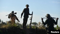 
၂၀၂၁ခုနှစ် စစ်တပ်အာဏာသိမ်းအပြီး လက်နက်ကိုင် ပြည်သူ့ကာကွယ်ရေးတပ်ဖွဲ့ဝင်ဖြစ်လာသူများကို ကရင်ပြည်နယ် ကော့ကရိတ်မြို့နယ်တနေရာတွင်တွေ့ရစဉ် (ဒီဇင်ဘာ ၃၁၊ ၂၀၂၁)