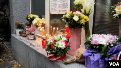 Upaljene sveće i položeno cveće u znak sećanja na nastradale u masovom ubistvu u OŠ "Vladisav Ribnikar" u Beogradu (izvor: Glas Amerike / Stefan Miljuš)