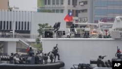 2023年6 10日，台灣海岸警衛隊士兵在台灣西南高雄港進行海上反恐演習。