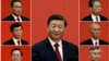 中共二十大閉幕後，新一屆中共中央政治局7名常委在人民大會堂與媒體見面。中間大幅照片是習近平。左列上至下：李強、王滬寧、丁薛祥。右列上至下：趙樂際、蔡奇、李希。（2022年10月23日）