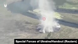 На снимке, сделанном с беспилотника, видно, как поднимается дым после одного из ударов, по словам украинских спецназовцев, по понтонным переправам через реку Сейм недалеко от Глушково, Курская область. 21 августа 2024 года. (Special Forces of Ukraine/Handout via REUTERS)