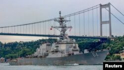 Arhiva - Razarač Mornarice SAD, USS Korni, plovi kroz Bosfor u Istanbulu, Turska, 14. jula 2019.
