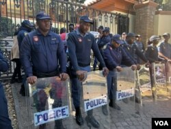 Amapholisa abelondoloza ukuthula ngesikhathi betshengisela abadabuka eZimbabwe abahlala kwele South Africa