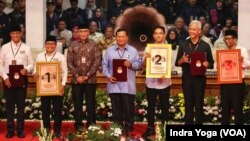 Komisi Pemilihan Umum (KPU), Selasa malam (14/11), mengumumkan penetapan nomor bagi para pasangan calon presiden dan wakil presiden. Ketiga paslon mendapatkan nomor urut untuk bersaing di Pilpres 2024 mendatang. (VOA/Indra Yoga) 