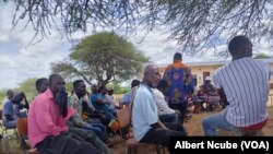 Abazali behlangana leziphathamandla zemfundo esikolo se-Mtsholomotshe Primary School.