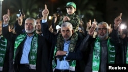 Jahja Sinvar (u sredini) drži na ramenima sina poginulog Hamasovog borca, na sahrani u Gazi u martu 2017. (Foto: REUTERS/Mohammed Salem)