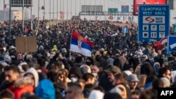 Ilustracija (4. decembar 2021.) - građani blokiraju most Gazela u Beogradu na protestu protiv izgradnje rudnika litijuma u dolini Jadra (foto: OLIVER BUNIC / AFP)
