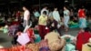 နေပြည်တော်မြို့ပေါ်က ဈေးတခုမှာ ဈေးဝယ်နေကြသူများကိုတွေ့ရစဉ် (မတ် ၂၄၊ ၂၀၂၀)
