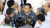 FILE - Menteri Pertahanan dan calon presiden Prabowo Subianto berbicara dengan anggota tim kampanyenya, setelah menyampaikan kebijakan antikorupsi mereka pada dialog yang diadakan di kantor pusat KPK di Jakarta, 17 Januari 2024. (REUTERS/Willy Kurniawan)