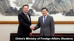 中國外長秦剛會見乘坐私人飛機抵達北京的特斯拉首席執行官埃隆·馬斯克。（2023年5月30日）