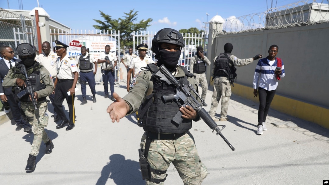 Lapolis Ayiti pran pozisyon devan katye jeneral PNH la nan Potoprens, apre arive Guy Philippe ke Etazini rapatriye 30 Nov. 2023. 
