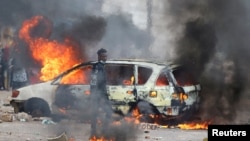 Carro incendiado em Maputo, Moçambique