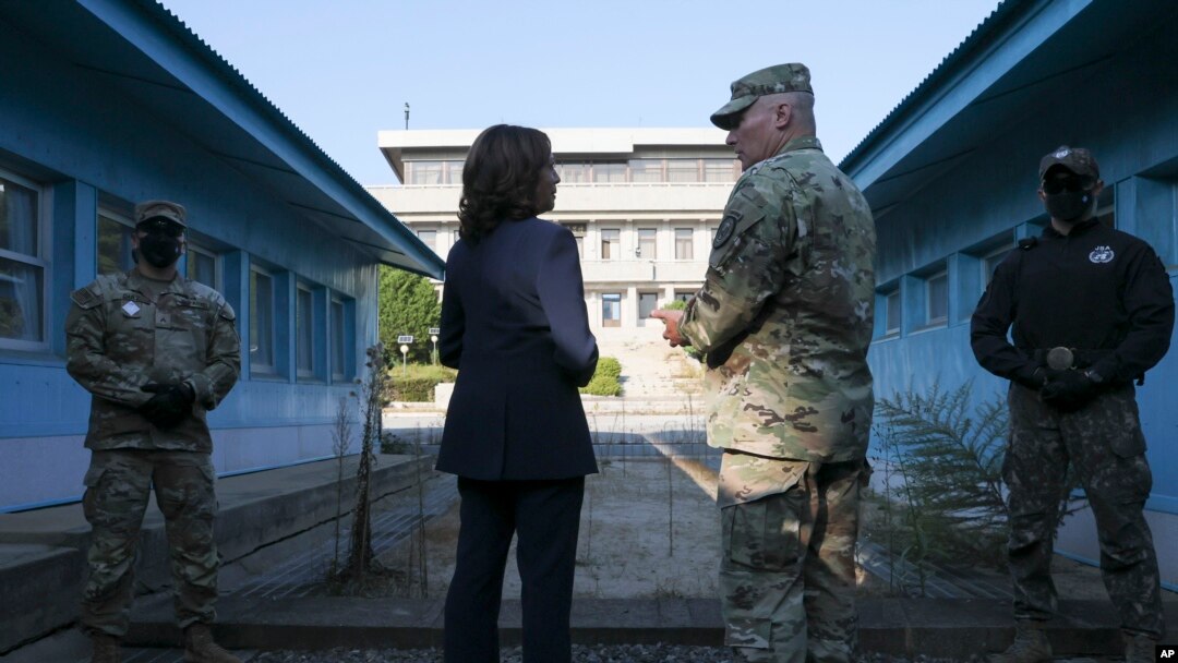 Vis Prezidan Etazini Kamala Harris, mitan, kanpe bo kote liy demakasyon an nan zon demilitarize a (DMZ) ki separe 2 Kore yo, nan Panmunjom, Kore di Sid, Jedi 29 Sept. 2022. 