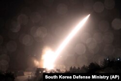Vojni taktički raketni sistem ili ATACMS, tokom zajedničke vojne vežbe između SAD i Južne Koreje na nepoznatoj lokaciji u Južnoj Koreji, 5. oktobar, 2022. (Foto: AP/South Korea Defense Ministry)