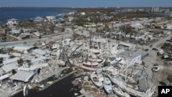 Ribarski i drugi brodovi leže na zemlji na fotografiji napravljenoj dronom, posle prolaska uragana Ian, u ostrvu San Karlos, u Fort Majers Biču, Florida, 7. oktobra 2022.