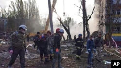 حضور امدادگران اوکراینی برای کمک به بازماندگان حمله روسیه به یک ساختمان مسکونی در زاپوریژیا. یکشنبه ٩ اکتبر ٢٠٢٢