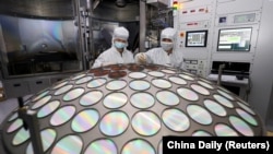 位於中國江蘇省淮安市的江蘇蔚藍公司的員工在半導體晶片生產線上工作。（2022 年3月25日）