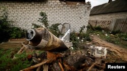 Ruski projektil u bašti kuće posle raketnog napada na Kramatorsk u regionu Donjecka, 4. oktobra 2022. 