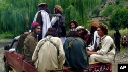 شماری از تندروان تحریک طالبان پاکستان (تصویر از آرشیف صدای امریکا) 