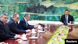 Ruski ministar spoljnih poslova Sergej Lavrov (L) sa kineskim predsednikom Ši Đinpingom (D) tokom susreta (Russian Foreign Ministry/Handout via REUTERS)