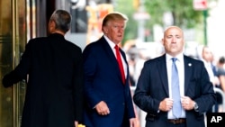 Bivši predsednik SAD Donald Tramp napušta Trampov toranj, 10. avgusta 2022, u Njujorku.