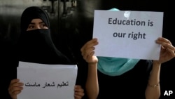 طالبان که از اگست ۲۰۲۱ به اینسو بر افغانستان حاکم اند، زنان و دختران افغان را از حق آموزش به سویۀ بالاتر از صنف ششم و کار در ادارات دولتی و غیردولتی محروم کرده است.