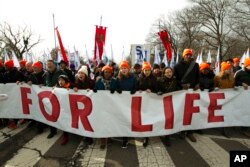 Para aktivis anti aborsi pawai di luar Mahkamah Agung AS di Washington, 18 Januari 2019. (Foto: Jose Luis Magana/AP)