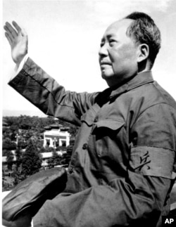 歷史照片：1966年文革開始的毛澤東. 毛澤東通過發動大躍進和文革徹底摧毀了中國的市場經濟和資本主義萌芽