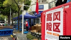 中國廣東深圳街頭豎立的一個新冠“高風險區”的警示牌。 （2022年8月31日）
