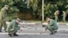 Na ovoj fotografiji napravljenoj od video-snimka Istražnog komiteta Rusije u nedelju, 21. avgusta 2022, istražitelji rade na mestu eksplozije automobila koji je vozila Darija Dugina, nedaleko od Moskve.