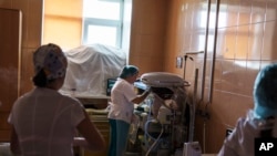 Miša, beba rođena u 33. nedelji, na pregledu u bolnici u Pokvorsku, 15. avgusta 2022.