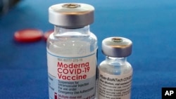ARHIVA - Ampule sa vakcinama protiv kovida koje su proizvele farmaceutske kompanije Fajzer i Moderna 
