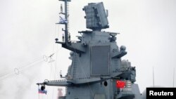 俄罗斯海军“戈尔什科夫海军元帅号”导弹护卫舰悬挂中俄旗帜抵达青岛港参加中国军队建军70周年活动。(路透社2019年4月21日)