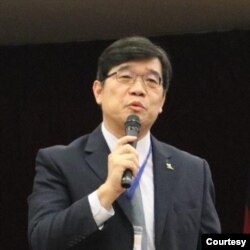 位於台北的淡江大學歐洲研究所副教授鄭欽模