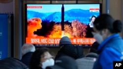 2022 年 2 月 27 日，在南韓首爾的首爾火車站播放的新聞節目中，大眾在電視上觀看顯示北韓發射導彈的資料圖像。(美聯社）