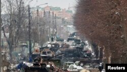 俄军入侵基辅地区布查市后，一条街道上堵满被摧毁的军车。（2022年3月1日）
