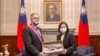 台灣總統蔡英文3月3日頒授美國前國務卿蓬佩奧（Mike Pompeo）“特種大綬景星勳章”。 （台灣總統府提供）