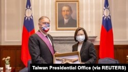 台灣總統蔡英文3月3日頒授美國前國務卿蓬佩奧（Mike Pompeo）“特種大綬景星勳章”。 （台灣總統府提供）