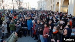 ARHIVA - Učesnici protesta protiv ruske invazije na Ukrajinu, nakon što je predsednik Vladimir Putin odoborio veliku vojnu operaciju u Sankt Petersburgu, 27. februara 2022.