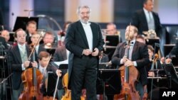 Arhiva - Ruski dirigent Valerij Gergijev na podijumu sa Okrestrom Bečke filharmonije, u Beču, 18. septembra 2020.