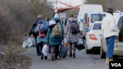 Izbeglice iz Ukrajine se u kolonama približavaju mađarskoj granici (Foto: VOA)