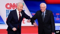 Džo Bajden i Berni Sanders uoči debate održane u studiju kablovske televizije CNN (Foto: AP)