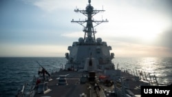美國海軍照片顯示“桑普森”號導彈驅逐艦穿越台灣海峽。(2022年4月26日)