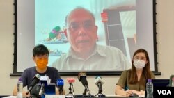 已經離港坻達英國的香港民意研究所副行政總裁鍾劍華，4月26日透過視像出席民研新聞發報會，他表示離港與警方國安處人員約談無關。（美國之音湯惠芸）